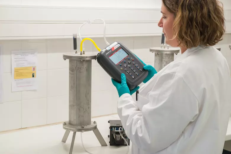 Prélèvement par une employée Veolia